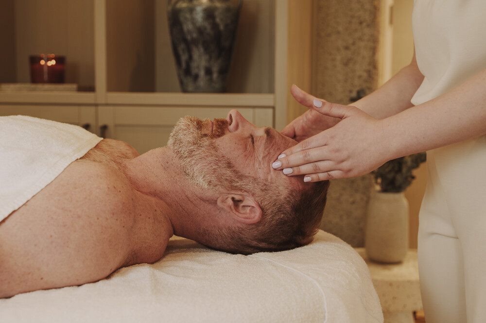 Kopf-Gesicht-Fuß-Massage